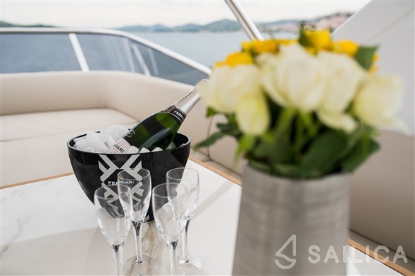 Azimut 55 - Yacht Charter Sailica