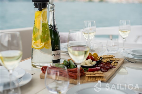 Azimut 55 - Yacht Charter Sailica