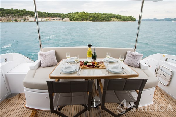 Azimut 55 - Yacht Charter Sailica