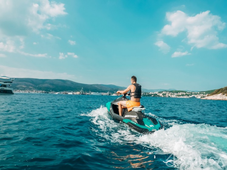 Monte Carlo 5 - Yacht Charter Sailica