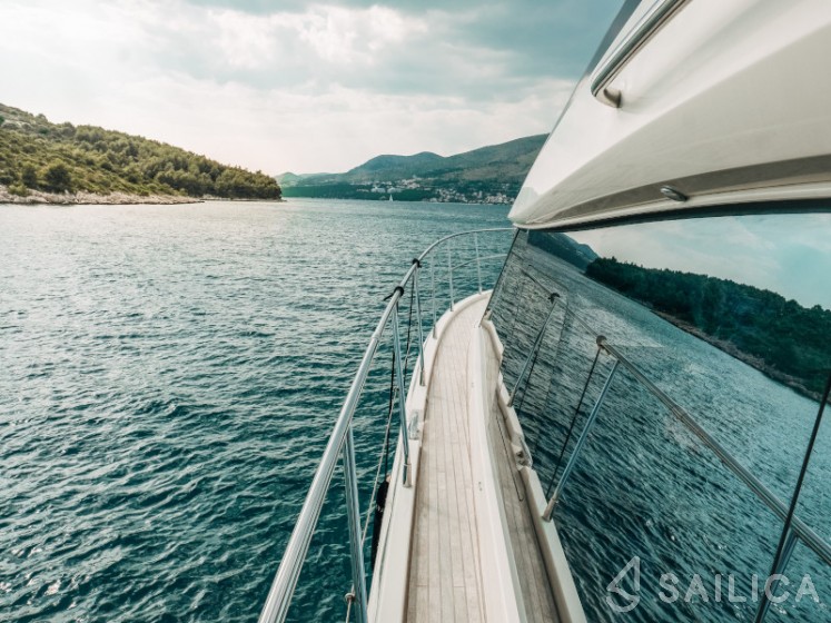 Monte Carlo 5 - Yacht Charter Sailica