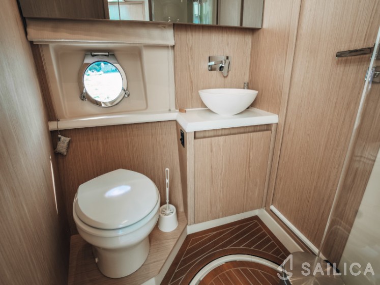 Monte Carlo 5 - Yacht Charter Sailica