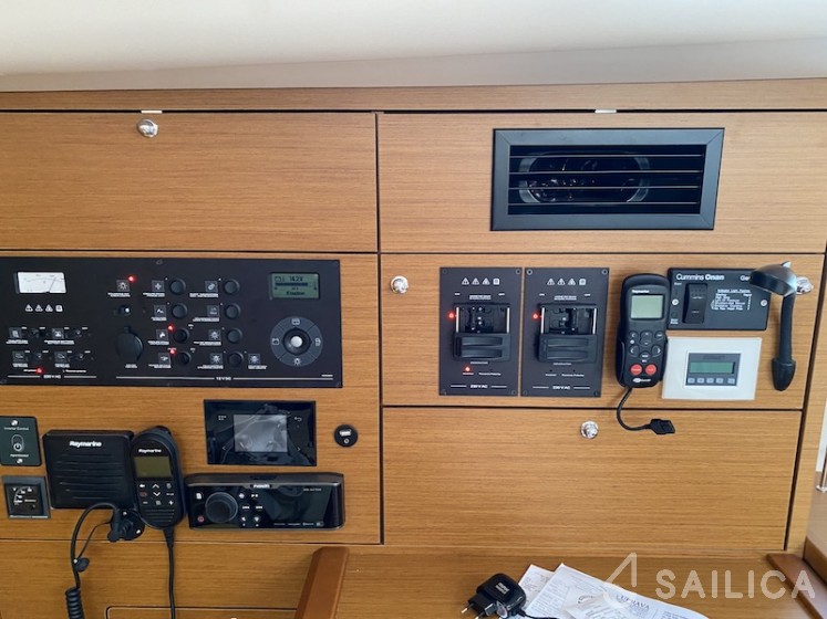 Jeanneau 51 - Yacht Charter Sailica