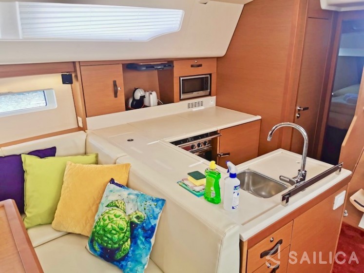 Jeanneau 51 - Yacht Charter Sailica