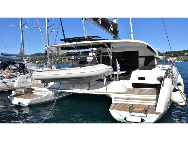 Lagoon 42 - Yacht Charter Sailica