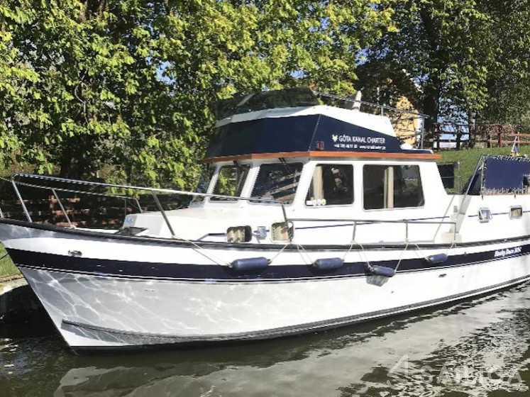 Husky Dane - Yacht Charter Sailica