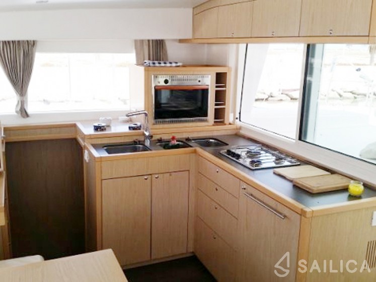 Lagoon 450  Flybridge - Yacht Charter Sailica