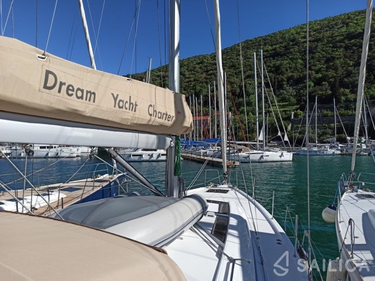 Oceanis 51.1 - Yacht Charter Sailica