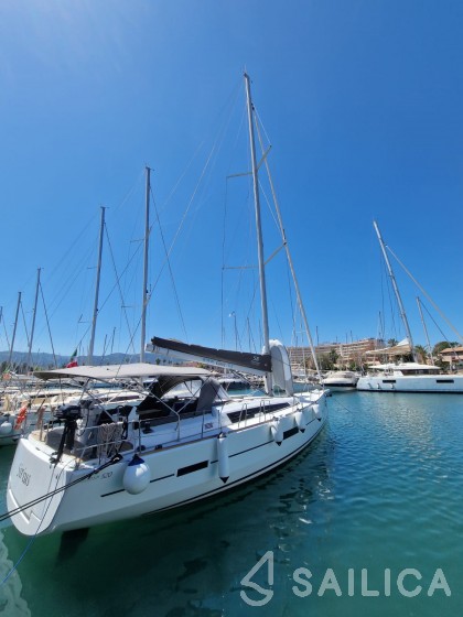 Dufour 520 GL - Yacht Charter Sailica