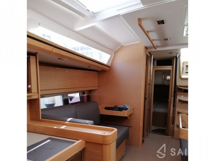 Dufour 520 GL - Yacht Charter Sailica