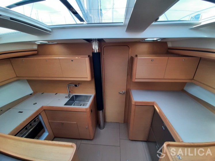 Dufour 520 GL - Yacht Charter Sailica