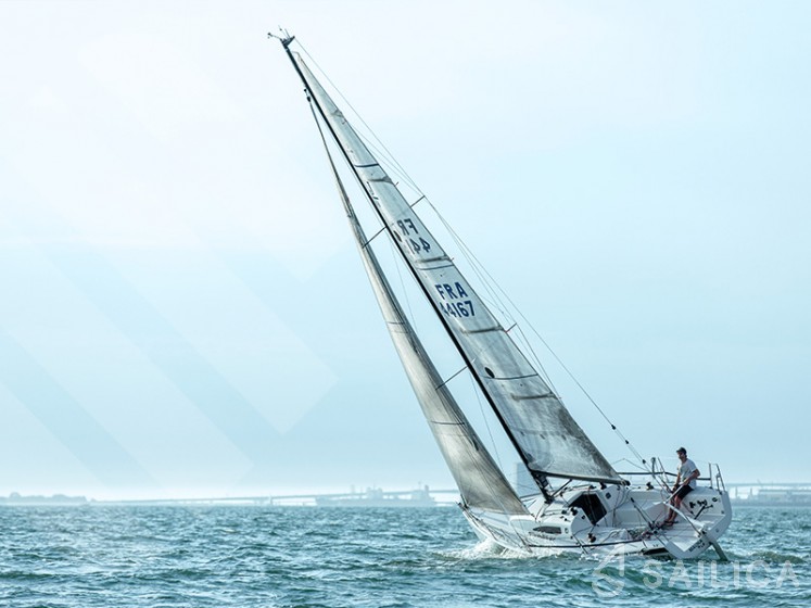 J 88 - Yacht Charter Sailica