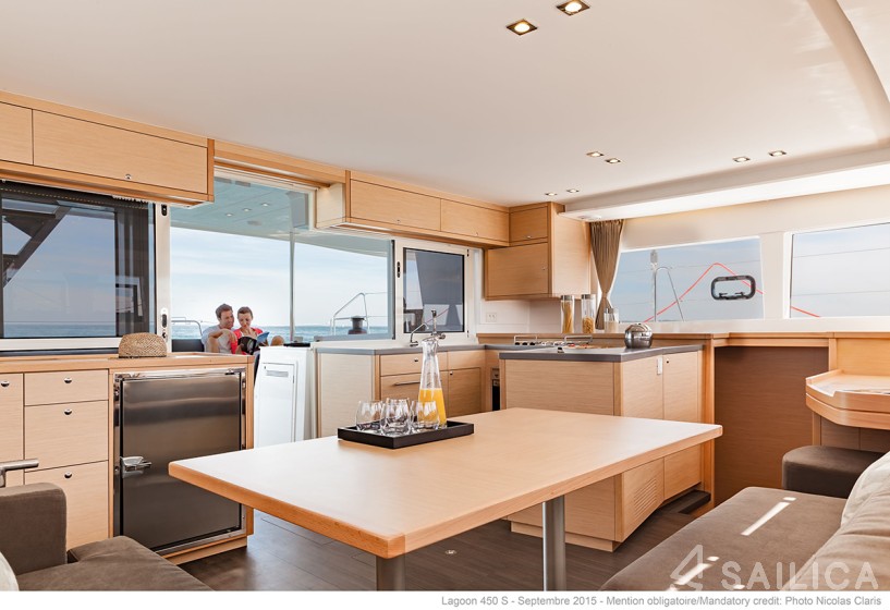 Lagoon 450  Flybridge - Yacht Charter Sailica