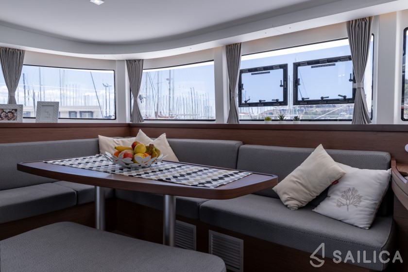 Lagoon 42 - Yacht Charter Sailica