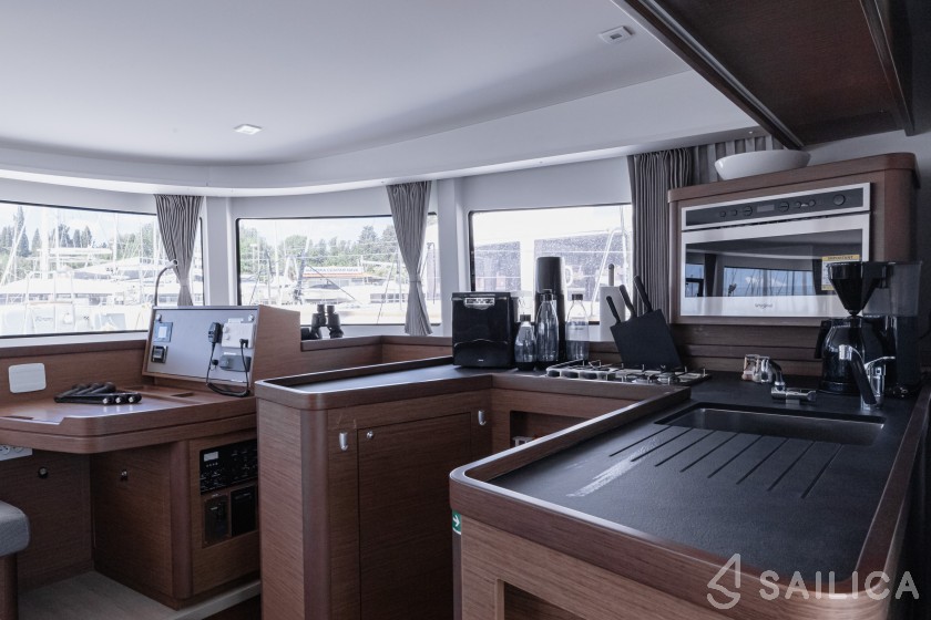 Lagoon 42 - Yacht Charter Sailica