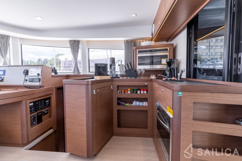 Lagoon 42 - Yacht Charter Sailica