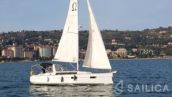 Oceanis 38 - Yacht Charter Sailica