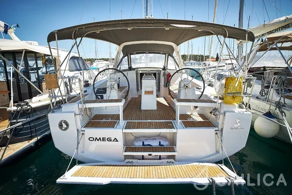 Oceanis 38 - Yacht Charter Sailica