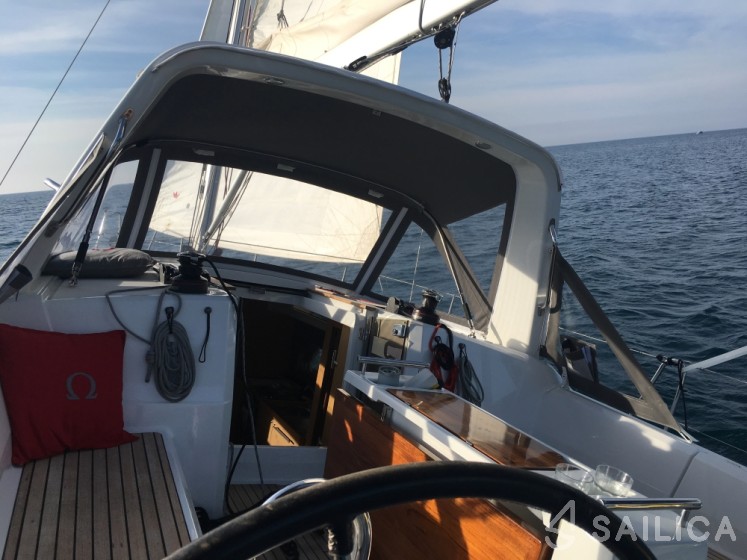 Oceanis 38 - Yacht Charter Sailica