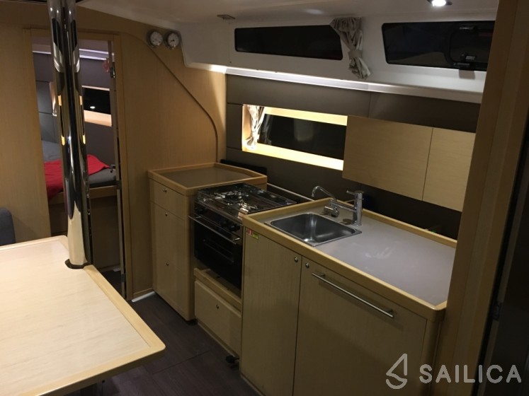 Oceanis 38 - Yacht Charter Sailica