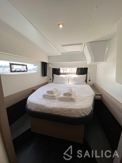 Astréa 42 - Yacht Charter Sailica