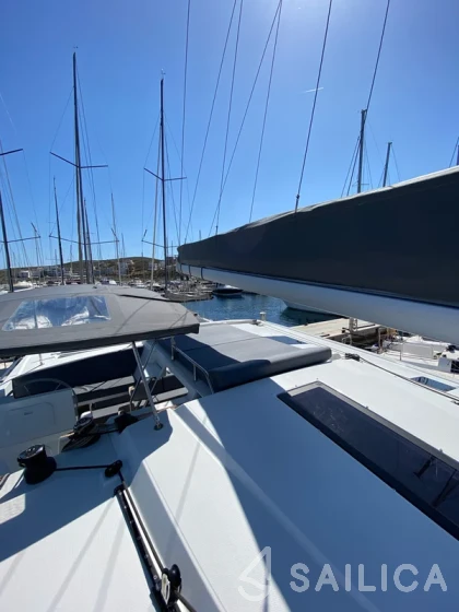 Astréa 42 - Yacht Charter Sailica