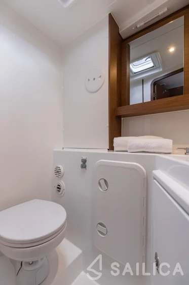Lagoon 42 - Yacht Charter Sailica