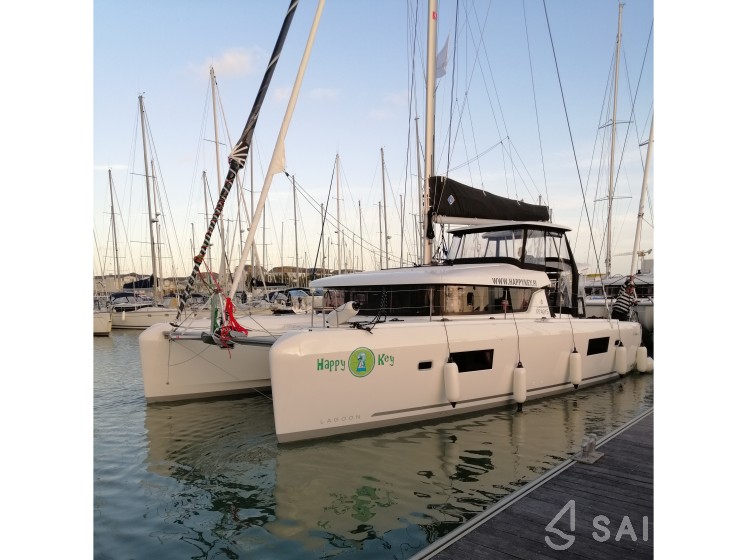 Lagoon 42 - Yacht Charter Sailica