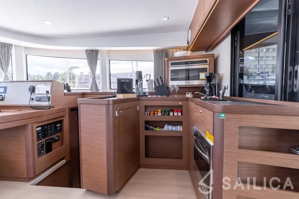 Lagoon 42 - Yacht Charter Sailica
