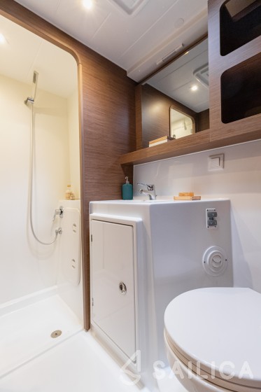Lagoon 42 - Yacht Charter Sailica