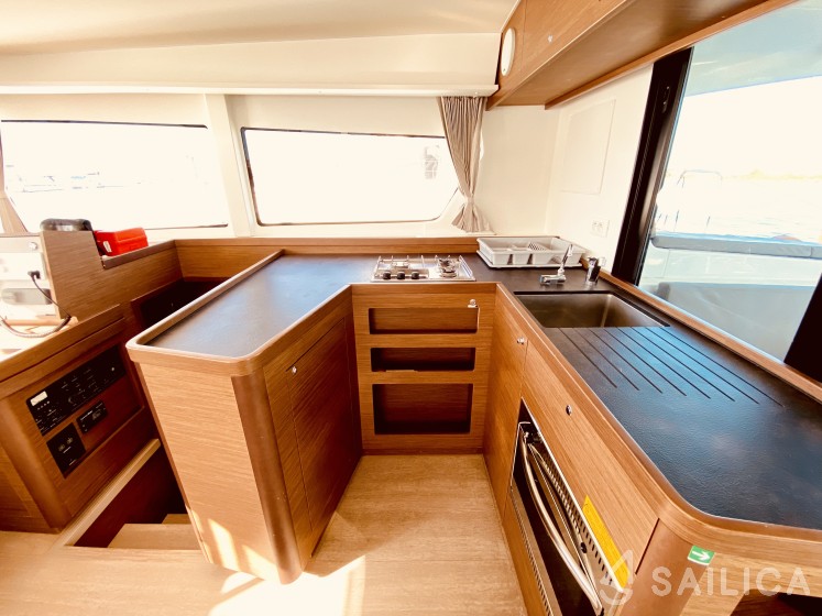 Lagoon 42 - Yacht Charter Sailica