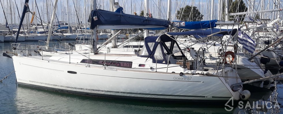 Oceanis 37 - Yacht Charter Sailica