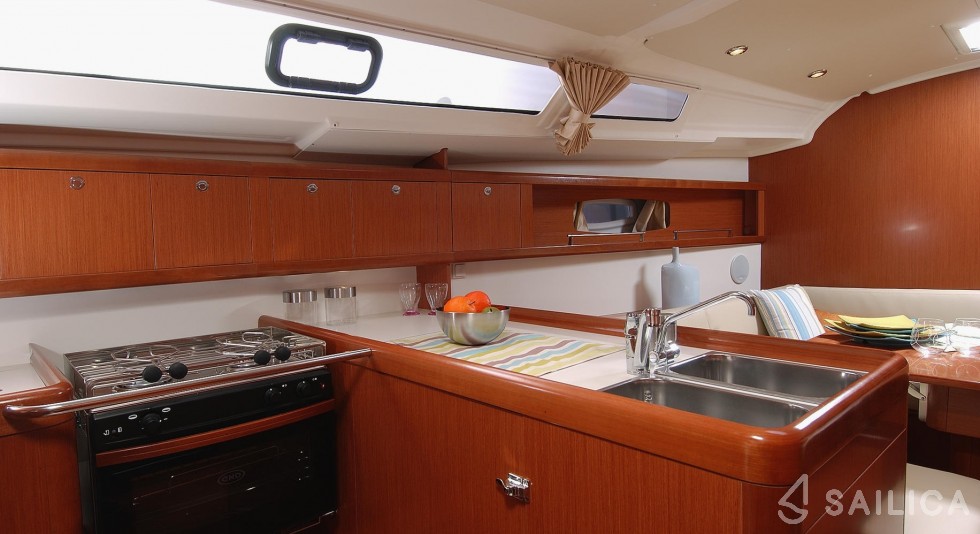 Oceanis 37 - Yacht Charter Sailica