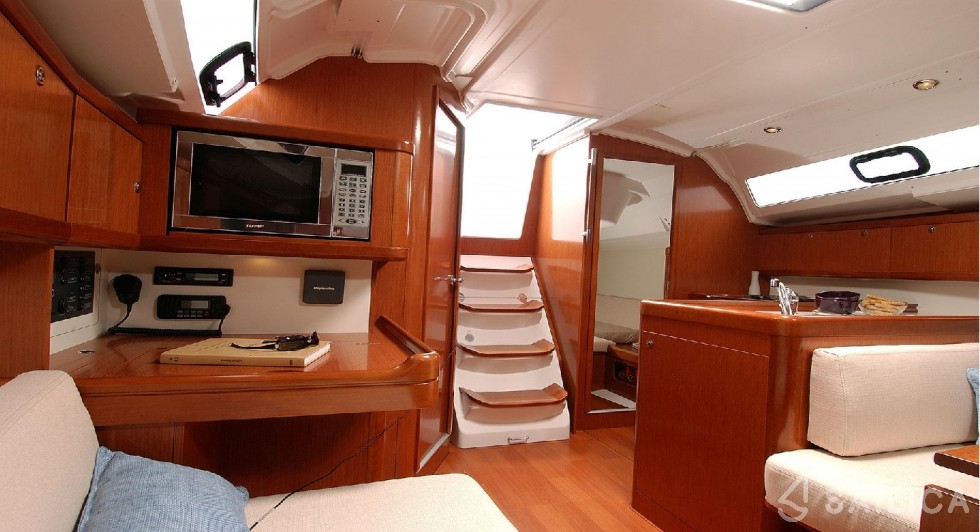 Oceanis 37 - Yacht Charter Sailica
