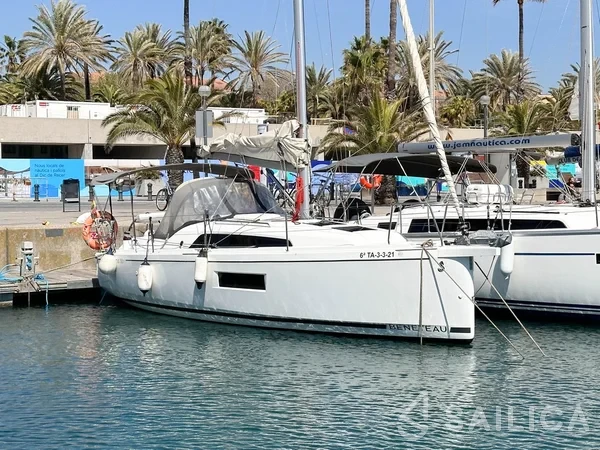 Oceanis 30.1 - Yacht Charter Sailica