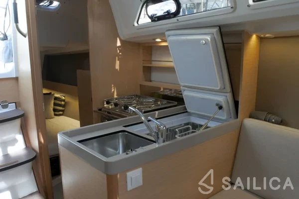 Oceanis 30.1 - Yacht Charter Sailica