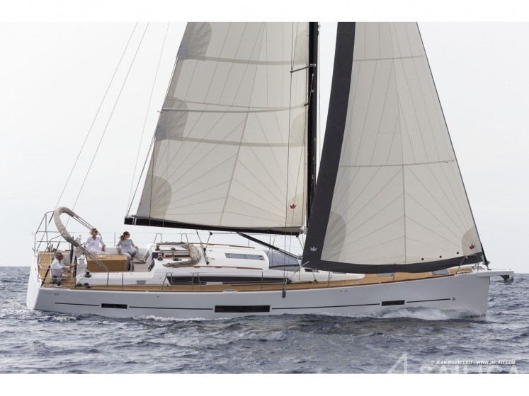 Dufour 520 GL - Yacht Charter Sailica