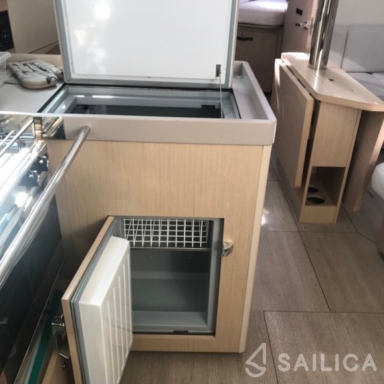 Oceanis 41.1 - Yacht Charter Sailica