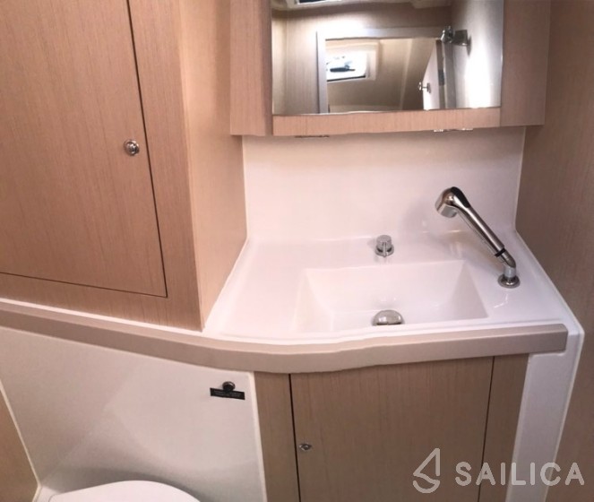 Oceanis 41.1 - Yacht Charter Sailica