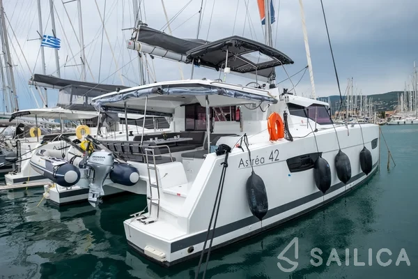 Astréa 42 - Yacht Charter Sailica
