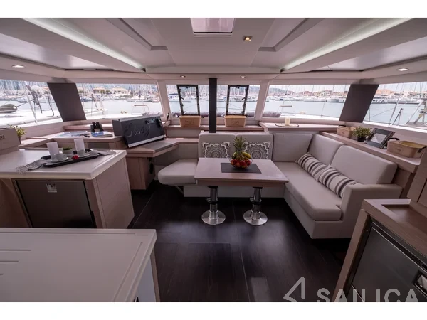 Astréa 42 - Yacht Charter Sailica