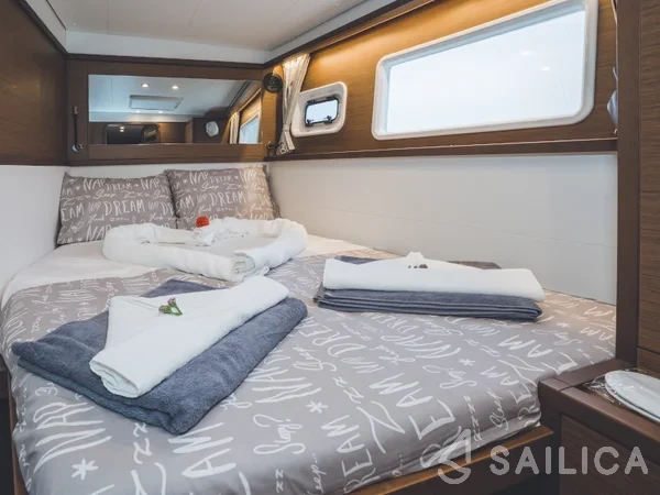 Lagoon 450  Flybridge - Yacht Charter Sailica