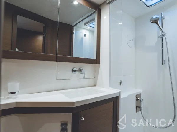 Lagoon 450  Flybridge - Yacht Charter Sailica