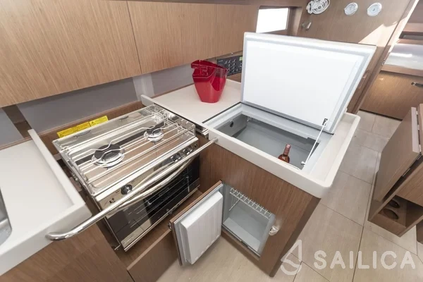 Oceanis 41.1 - Yacht Charter Sailica
