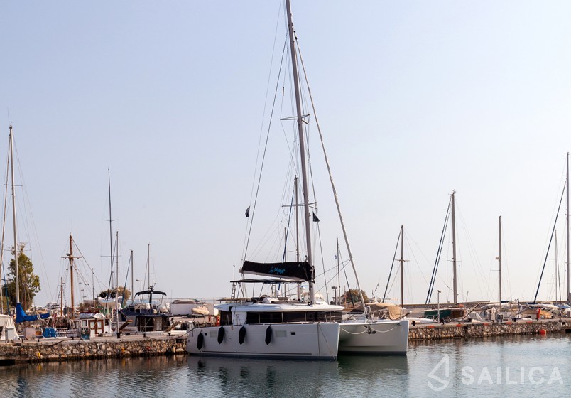 Lagoon 450  Flybridge - Yacht Charter Sailica