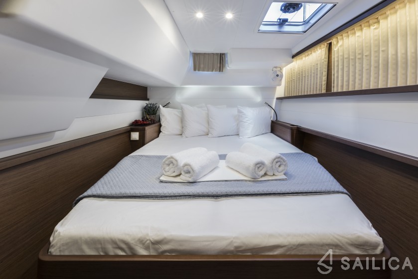 Lagoon 450  Flybridge - Yacht Charter Sailica