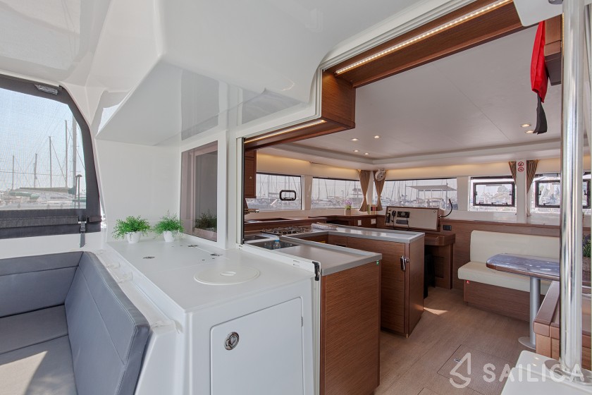 Lagoon 450  Flybridge - Yacht Charter Sailica