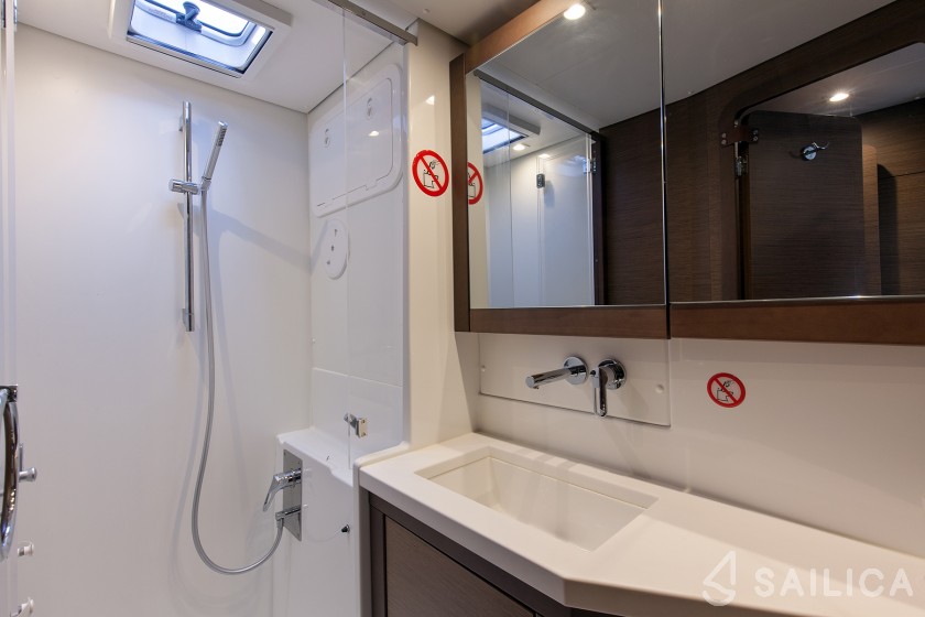 Lagoon 450  Flybridge - Yacht Charter Sailica