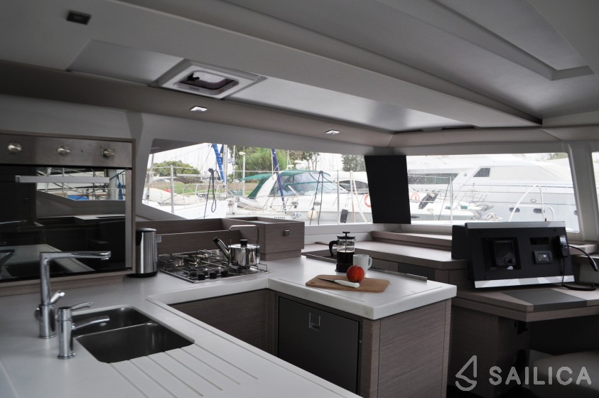 Astréa 42 - Yacht Charter Sailica