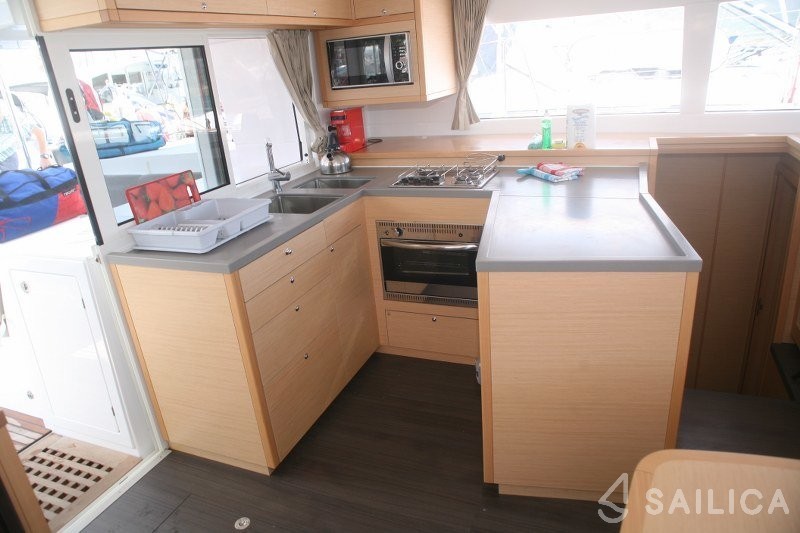 Lagoon 450  Flybridge - Yacht Charter Sailica